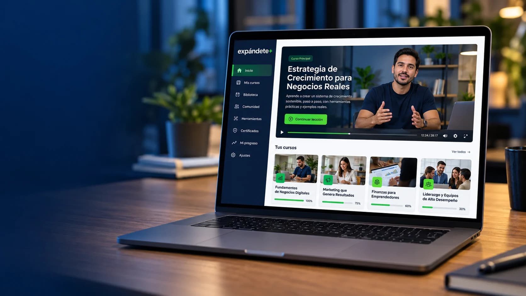 Vista de prueba de la plataforma de formación Club Expándete Más en una laptop